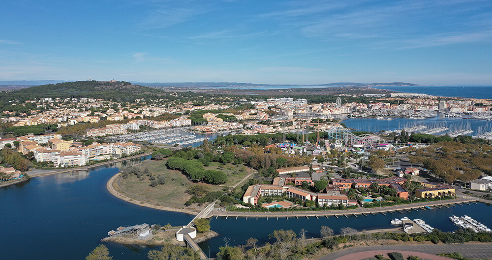 Vue aérienne du Cap d'Agde et des locations immobilières proposées par Cim Vacances, agence immobilière au Cap d'Agde