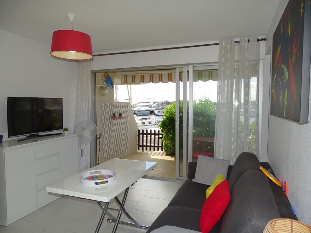 Location vacance au Cap d'Agde : appartement au Cap d'Agde réf 8 : séjour et terrasse