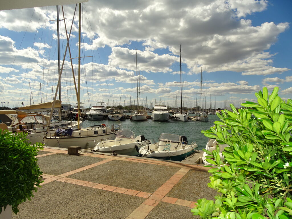 Location vacance au Cap d'Agde : appartement au Cap d'Agde réf 8 : vue sur le port