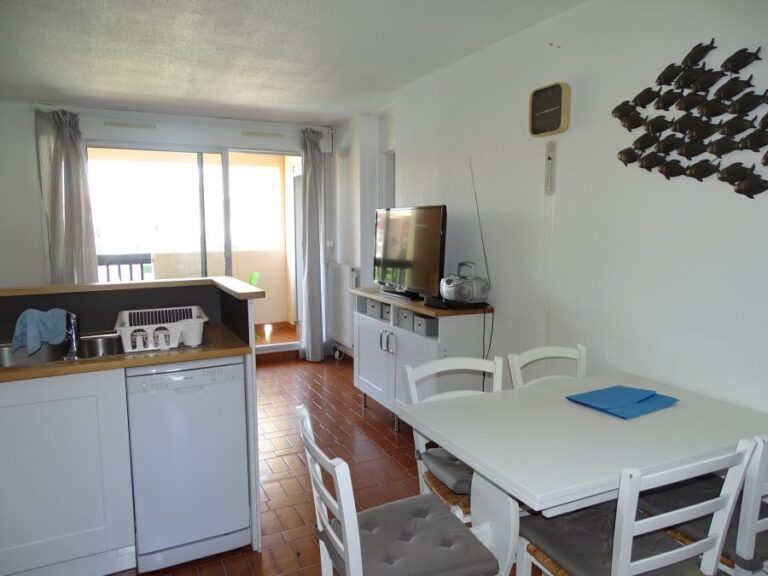 Location vacances au Cap d'Agde : Appartement Cap d’Agde référence 432 : coin cuisine et séjour