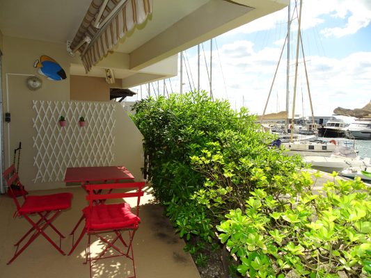 Location vacance au Cap d'Agde : appartement au Cap d'Agde réf 8 : terrasse avec vue sur le port