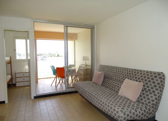 Location vacances au Cap d'Agde : Appartement Cap d’Agde référence 40 : salon et terrasse couverte