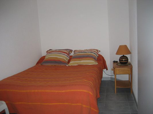 Location vacance au Cap d'Agde : appartement au Cap d'Agde réf 2 : chambre avec lit 2 personnes