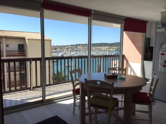 Location vacances au Cap d'Agde : Appartement Cap d’Agde référence 29 : séjour avec vue sur le port