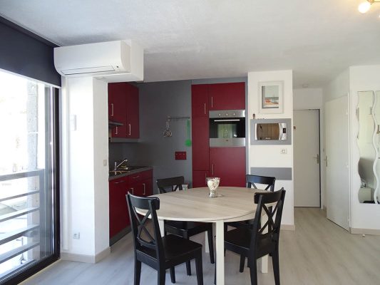 Location vacances au Cap d'Agde : Appartement Cap d’Agde référence 299 : cuisine et séjour