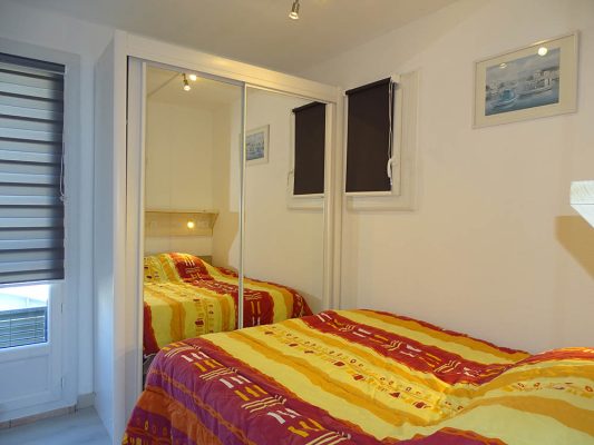 Location vacances au Cap d'Agde : Appartement Cap d’Agde référence 299 : chambre avec lit 2 personnes