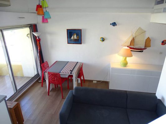 Location vacances au Cap d'Agde : Appartement Cap d’Agde référence 320 : vue du séjour depuis la mezzanine