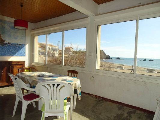 Location vacances au Cap d'Agde : Villa Maison au Cap d’Agde référence 37 : coin repas avec vue sur la mer