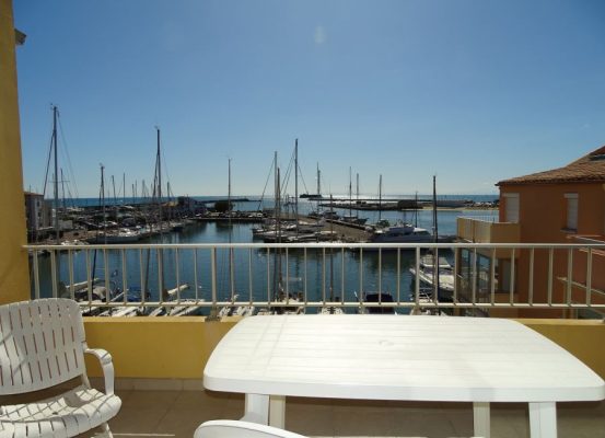 Location vacances au Cap d'Agde : Appartement Cap d’Agde référence 81 : terrasse avec vue sur le port