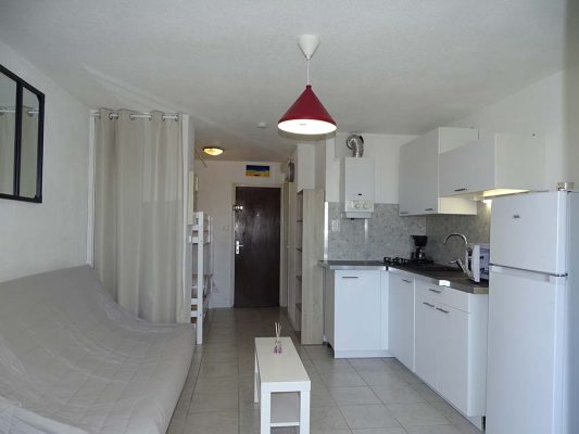 Location vacances au Cap d'Agde : appartement studio cabine au Cap d'Agde référence 87 : cuisine et séjour